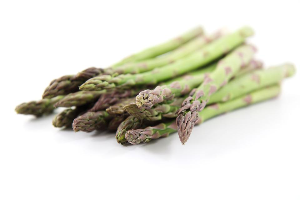 Green-asparagus-on-white-background-1020134E52BF00AC
